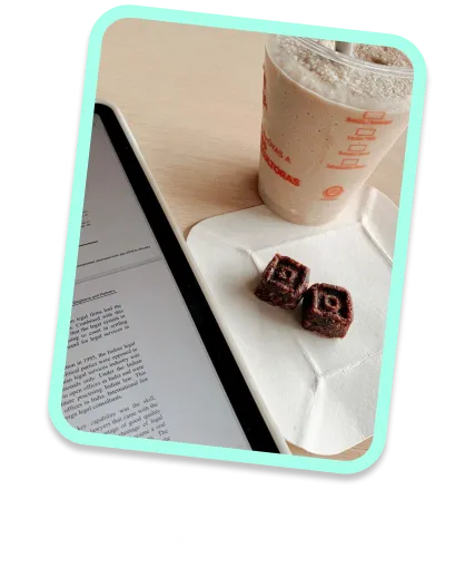 Bites de Oribo como snack para llevar, acompañados de café y un libro.