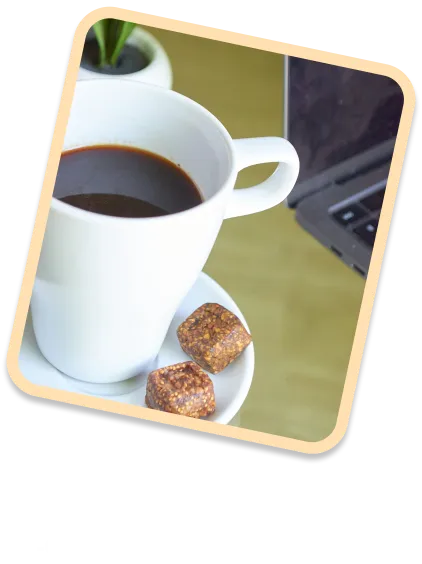 Bites de Oribo acompañando una taza de café, el snack perfecto para la mañana