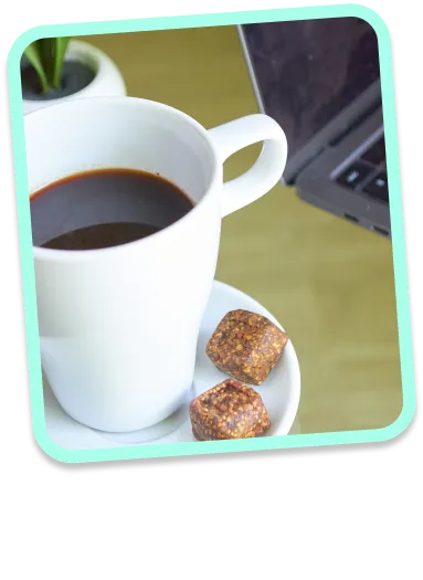 Bites de Oribo acompañando una taza de café, el snack perfecto para la mañana.